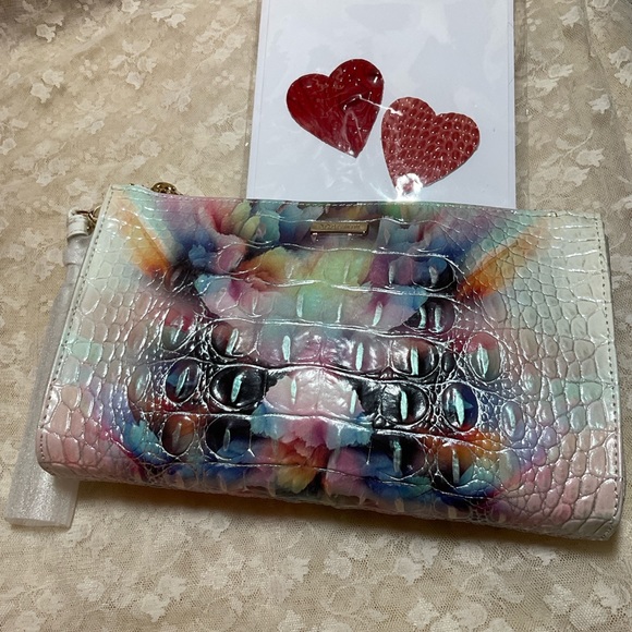 NWT PRISM OMBRE’ BRAHMIN DAISY WRISTLET, CLUTCH - beautiful. - Picture 4 of 8